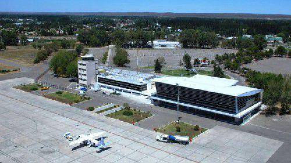 Inauguran refacci�n y vuelve a operar el aeropuerto