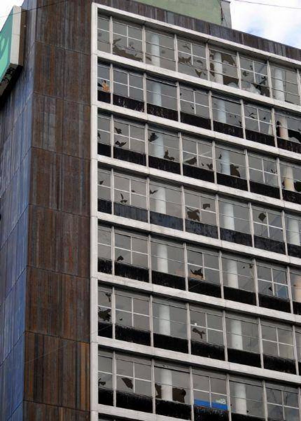 El 80% de los ventanales del edificio del Banco Provincia destru�dos por el temporal