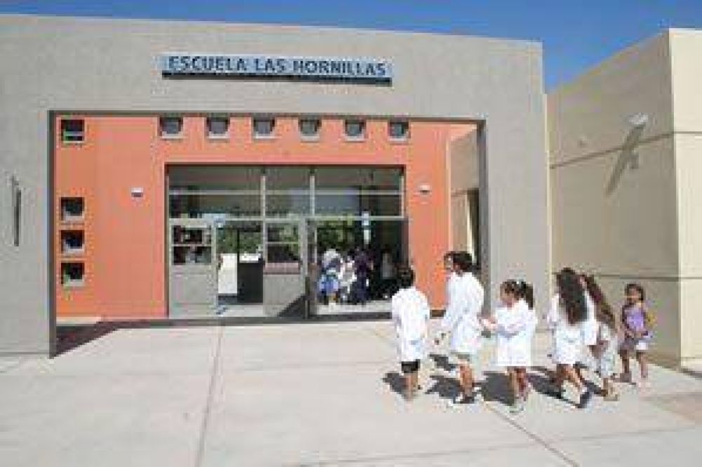 Inaugurando 2 escuelas inician el ciclo lectivo	