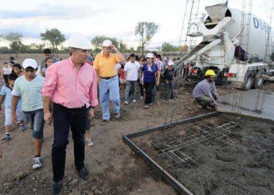 Planes Progreso y Sue�os 2013: El gobernador Poggi particip� de la primera visita de obra