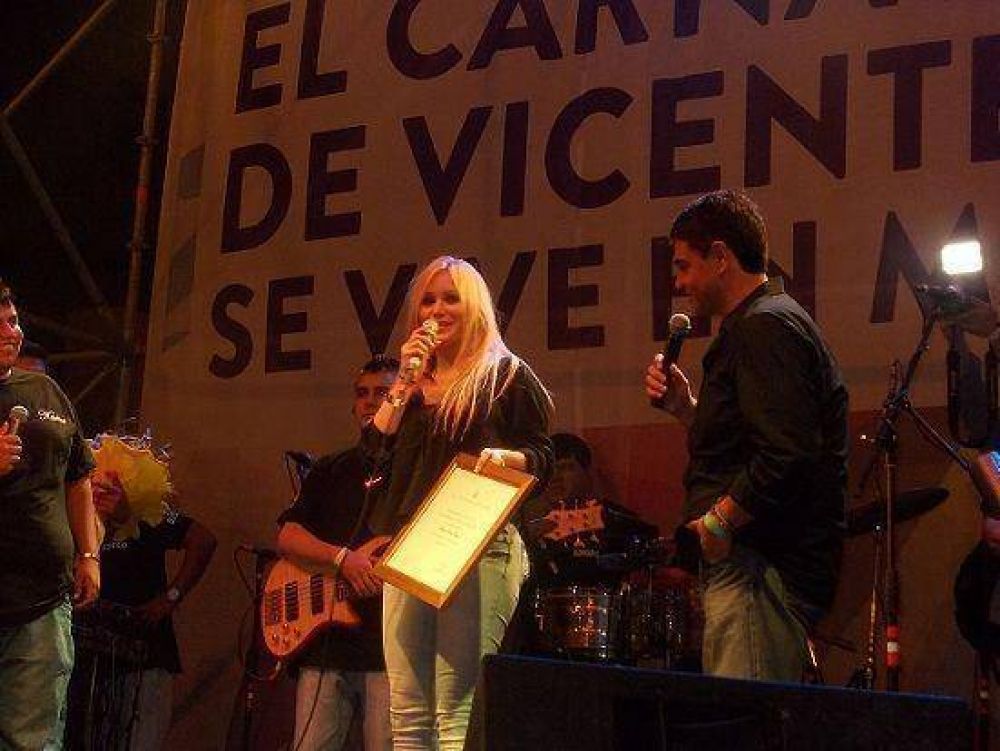 Fiesta de carnaval en Munro con murgas y la actuaci�n de Karina
