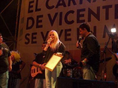Fiesta de carnaval en Munro con murgas y la actuaci�n de Karina