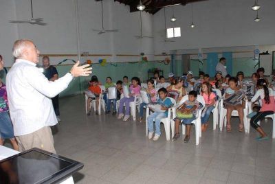 Casa del Ni�o: Regueiro entreg� �tiles escolares