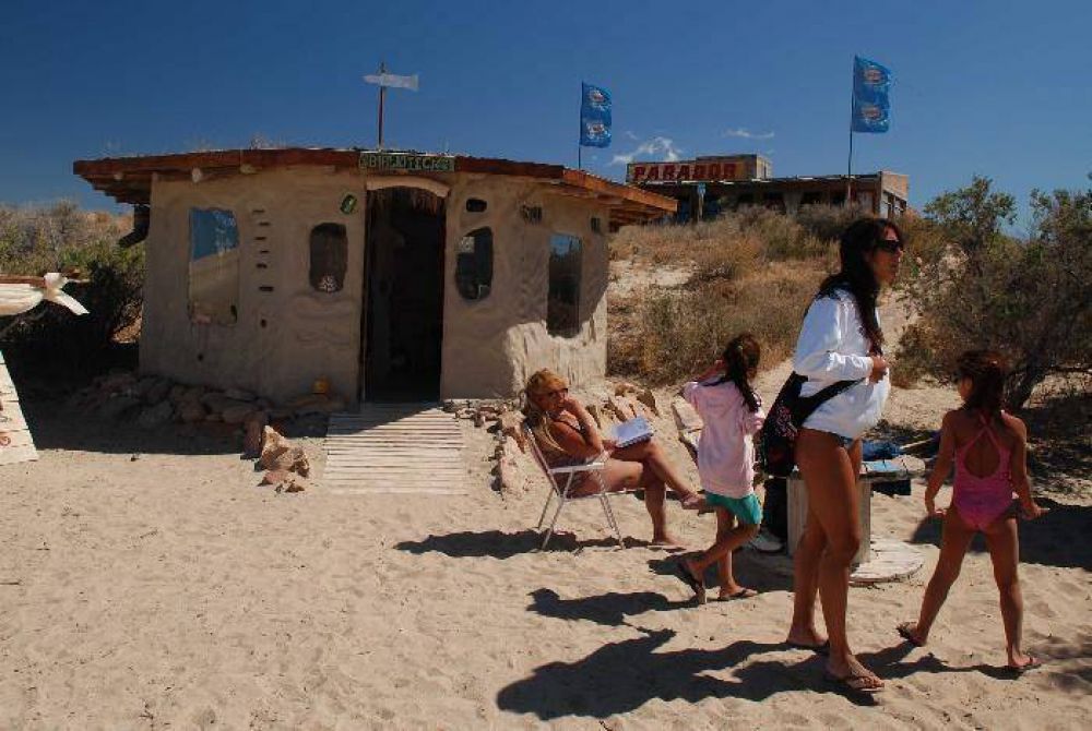 Los libros van en busca de los turistas en Las Grutas
