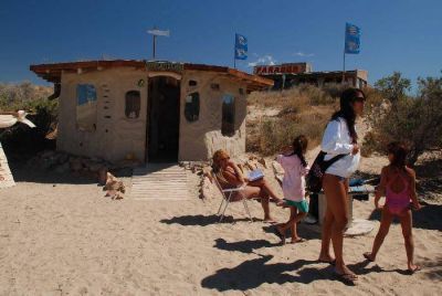 Los libros van en busca de los turistas en Las Grutas