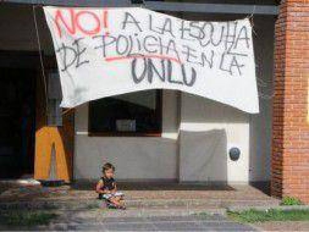 Estudiantes de la Universidad de Luj�n se oponen a la instalaci�n de la Escuela de Polic�a