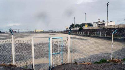 La lluvia oblig� a postergar el inicio del f�tbol una semana