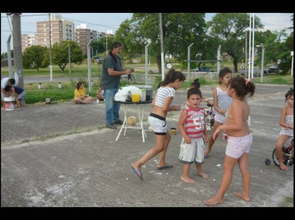 Recuperan la cancha de b�squet para los chicos de barrio Mitre