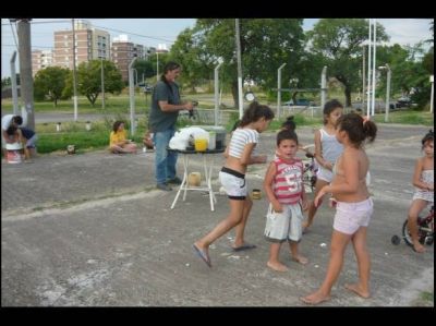 Recuperan la cancha de b�squet para los chicos de barrio Mitre