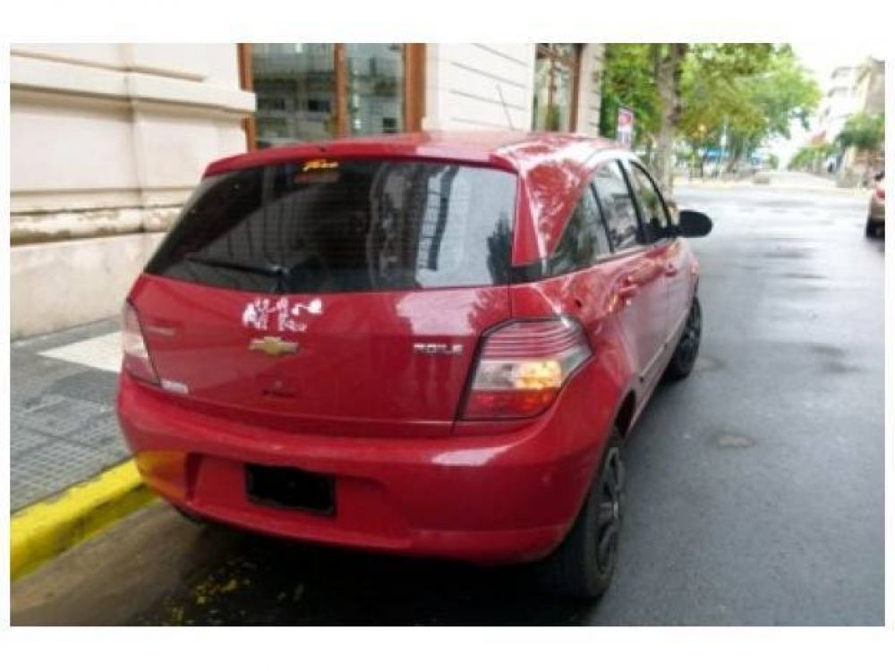 Atac� con un escobill�n a los veh�culos que salpicaban su casa