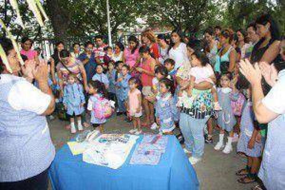 Junto al inicio de clases la entrega de kits de �tiles, guardapolvos y zapatillas