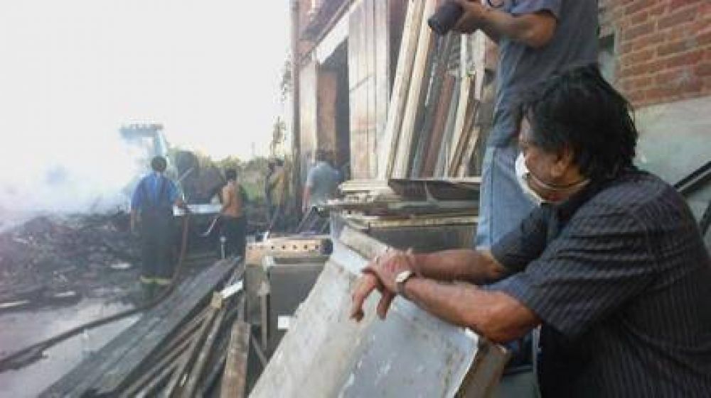 C�ceres confirm� que fueron tres galpones afectados por el incendio del s�bado 