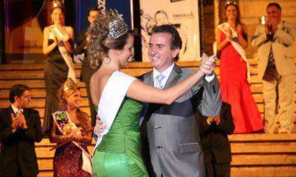 Baile de las Reinas: las candidatas brillaron en explanada de la Casa de Gobierno