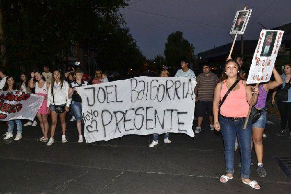 Amigos y familiares de Joel Baigorria reclamaron Justicia en el lugar donde ocurri� el crimen