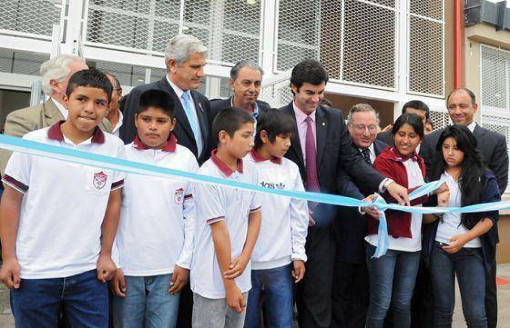 El Gobierno inaugur� un nuevo edificio para la Escuela T�cnica de Campo Quijano