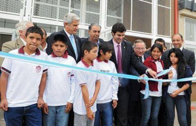 El Gobierno inaugur� un nuevo edificio para la Escuela T�cnica de Campo Quijano
