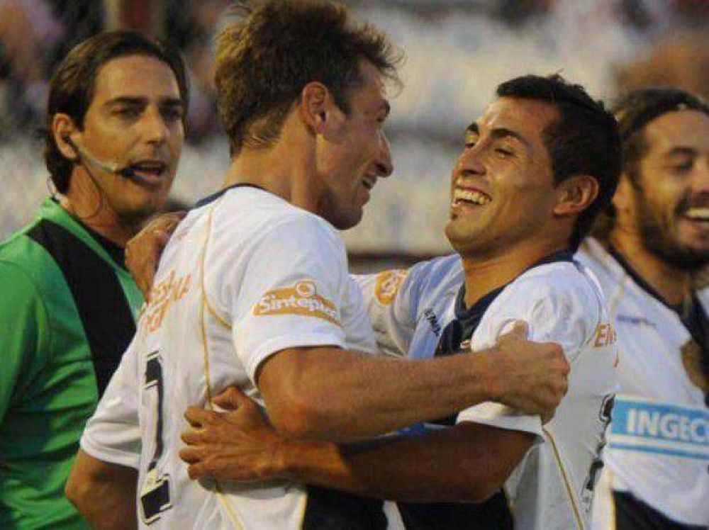 Central venci� a Hurac�n y estir� su racha a 10 victorias consecutivas