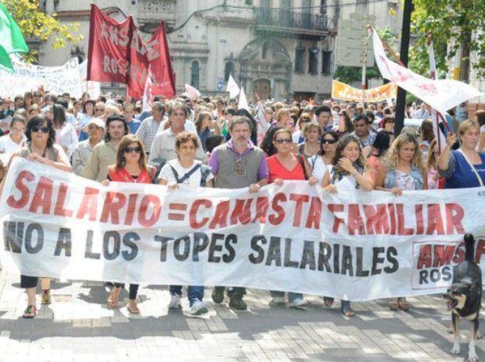Docentes y estatales marcharon por el centro para repudiar la oferta salarial