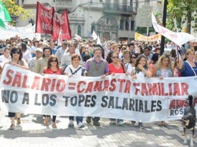 Docentes y estatales marcharon por el centro para repudiar la oferta salarial