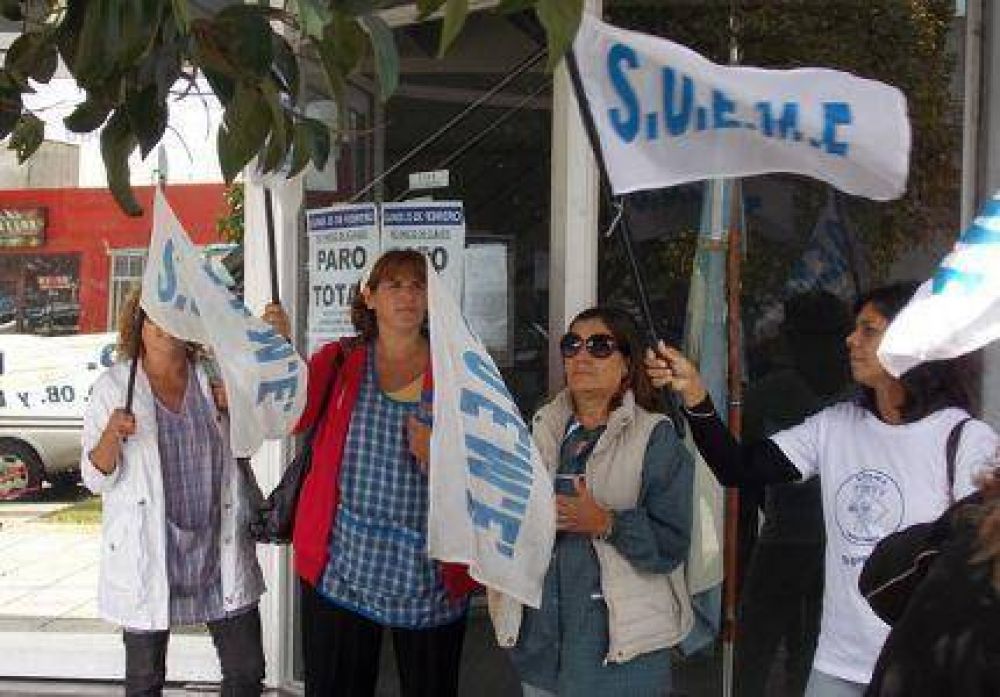 Auxiliares de la educaci�n se manifestaron porque �no� recibieron ninguna propuesta salarial