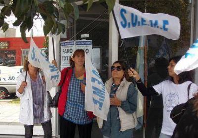 Auxiliares de la educaci�n se manifestaron porque �no� recibieron ninguna propuesta salarial