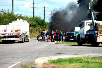 Crece la protesta de trabajadores qu�micos frente a la empresa TFL