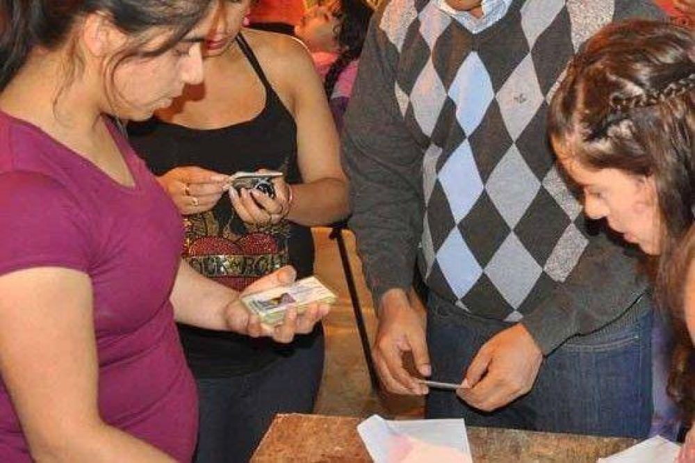El Municipio entreg� 260 credenciales para transporte escolar gratuito