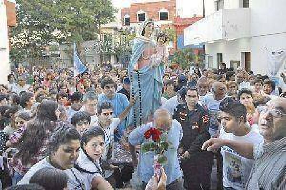 La llegada de la imagen de la Virgen del Rosario conmovi� a miles de santiague�os