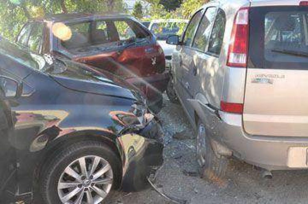 Por una mala maniobra, conductora choc� contra 2 autos estacionados