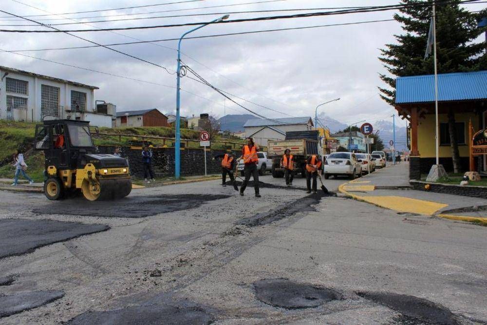 Avanzan trabajos de bacheo y pavimentaci�n en la ciudad