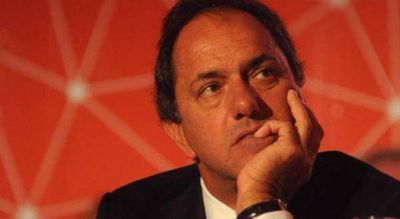 Scioli prepara oferta 'testimonial' para poner evidencia que est� "solo" en la negociaci�n salarial con el sector p�blico