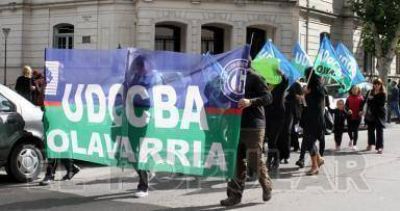 Docentes y estatales se manifestaron en la Plaza Central