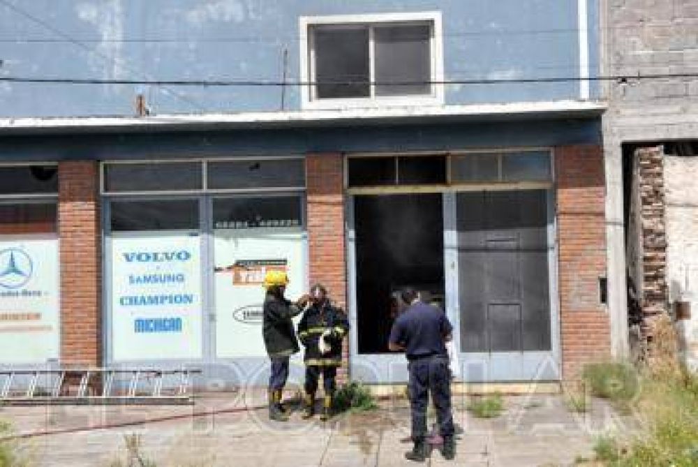 Importantes p�rdidas en un incendio en un galp�n