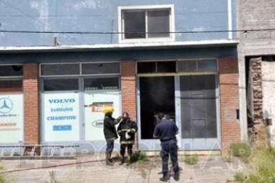 Importantes p�rdidas en un incendio en un galp�n