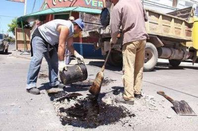 CONTIN�AN LOS TRABAJOS DE BACHEO EN CALLES DETERIORADAS