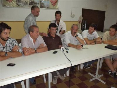 El club de Pesca Las Acollaradas, la Juventud Radical y Unidos y organizados trabajar�n juntos en la laguna San Luis