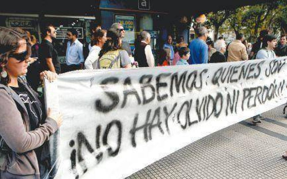 Masiva marcha en Montevideo contra el fallo que favorece a los represores