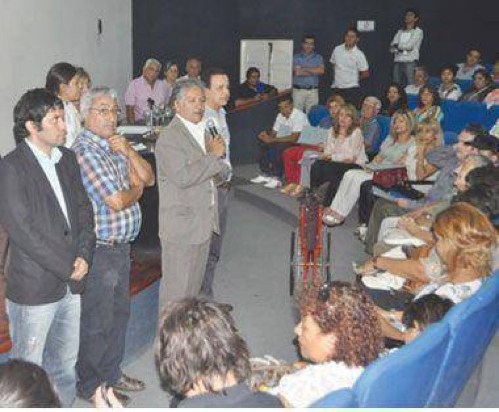 Recibieron sus escrituras 61 vecinos de tres barrios