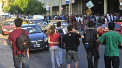 No se podr� estacionar frente a escuelas