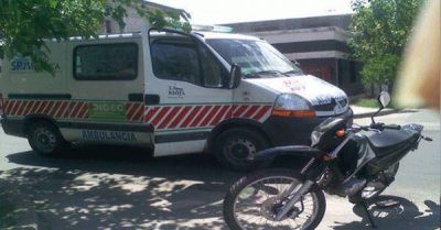 Viajaba con tres menores en una moto y choc� contra un auto
