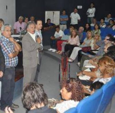La �Casa de las Tejas� ratific� su pol�tica social entregando escrituras