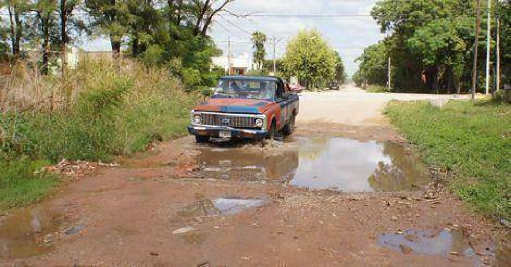 Una p�rdida de agua provoca prolongados encharcamientos en calle 28 