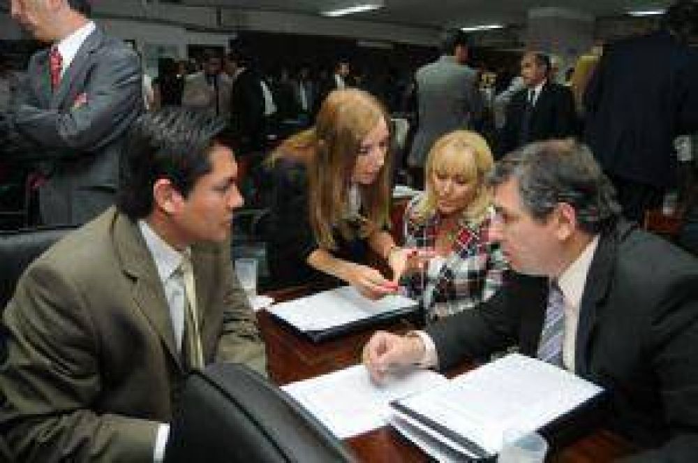 Diputados del FCyS llevar�an el conflicto de los asesores a la Justicia