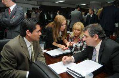 Diputados del FCyS llevar�an el conflicto de los asesores a la Justicia