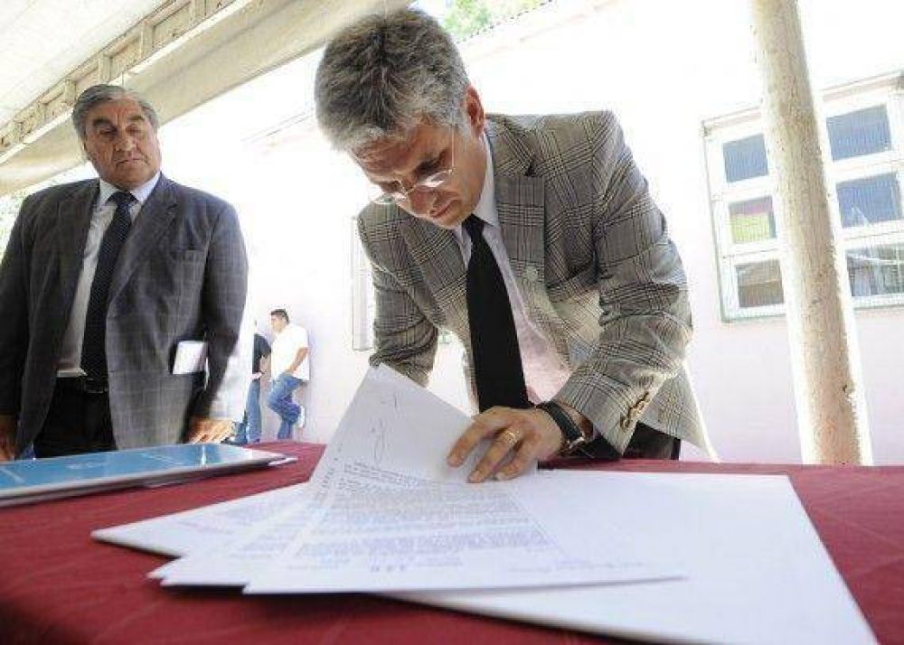 M�s viviendas y obras de cloacas y agua para Beazley