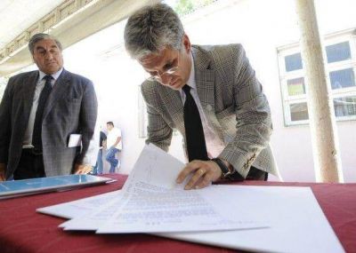 M�s viviendas y obras de cloacas y agua para Beazley