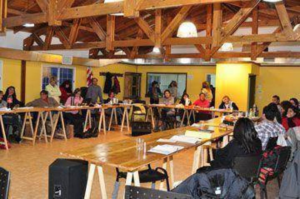 En congreso provincial, ADOSAC resolvi� ir al paro por 24 horas