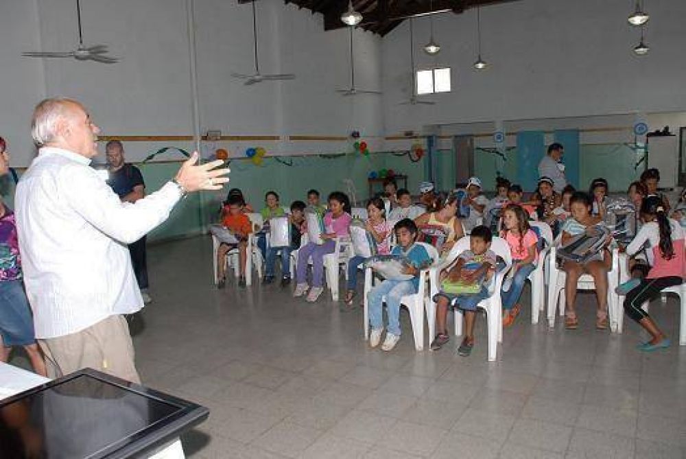 Presidente Per�n: Regueiro entreg� �tiles escolares a la Casa del Ni�o