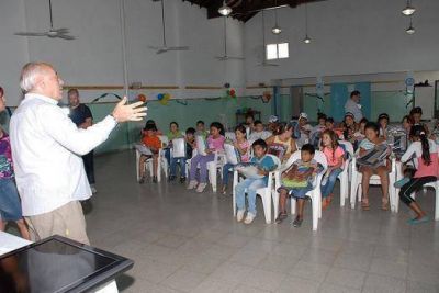 Presidente Per�n: Regueiro entreg� �tiles escolares a la Casa del Ni�o
