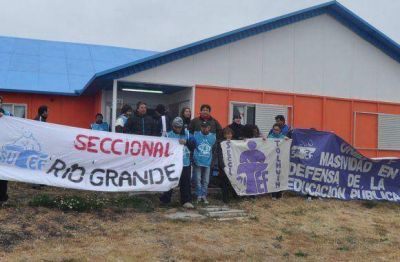 Se inaugur� el ciclo lectivo en medio de protestas y cr�ticas de docentes